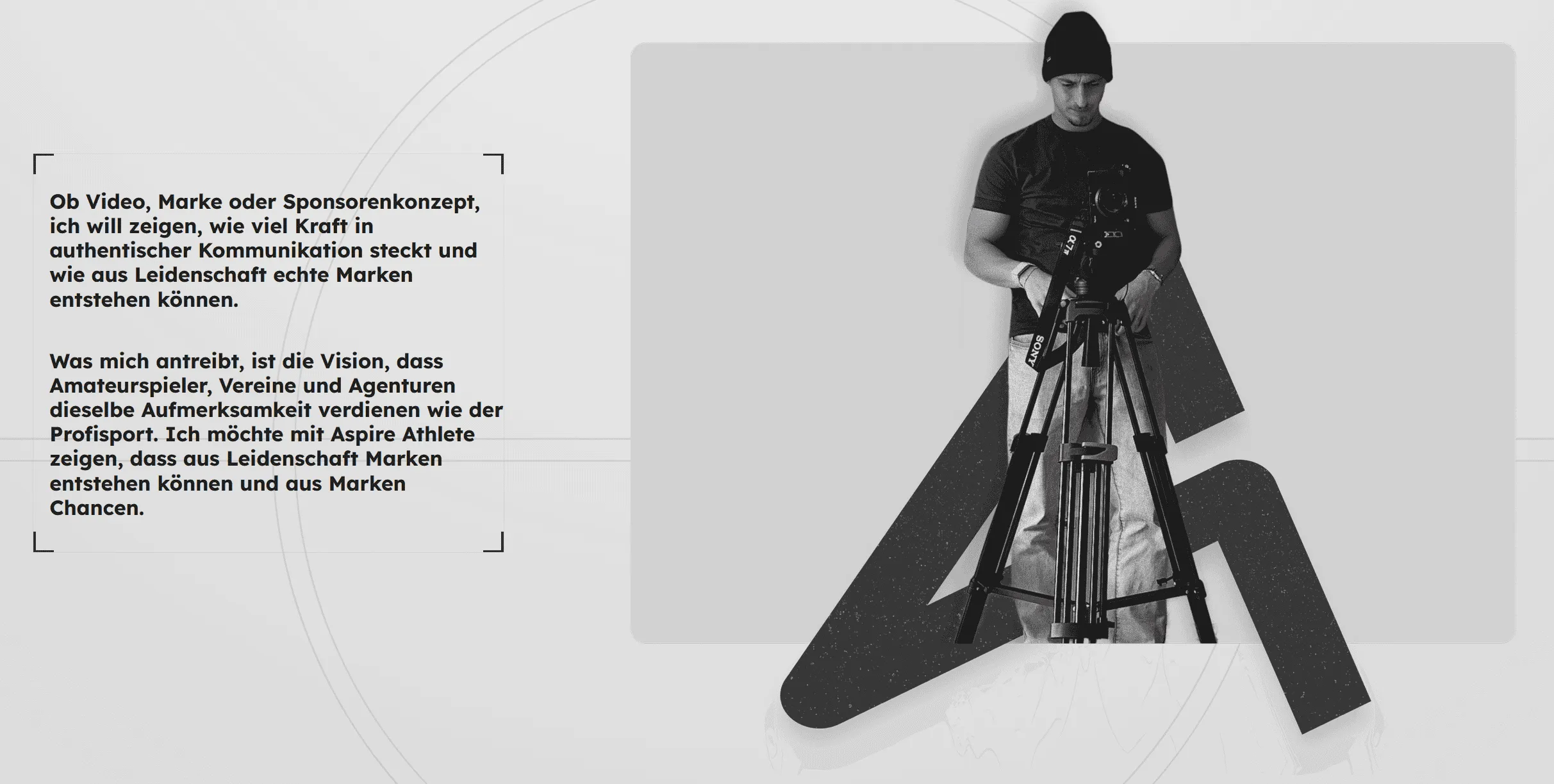 Über-uns-Bereich: der Videograf mit Kamera auf dem Stativ vor dem Logo, daneben seine Vision.